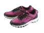 Een paar roze Hoka sportschoenen.
