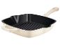 Vierkante gietijzeren grillpan met handvat, crèmekleurig met een zwarte binnenkant.