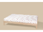 Wit hoeslaken met rode hartjes op een houten bed.