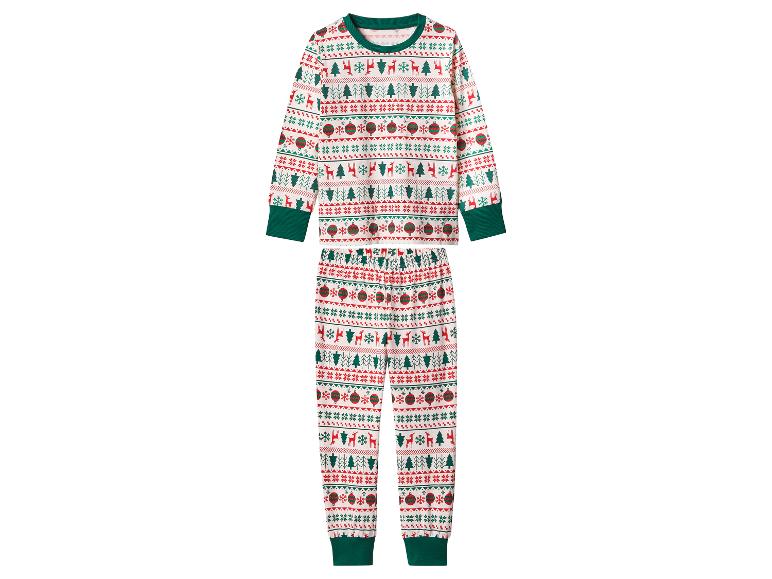 Kerstpyjama met rendier-, boom- en ornamentenprint in rood en groen.