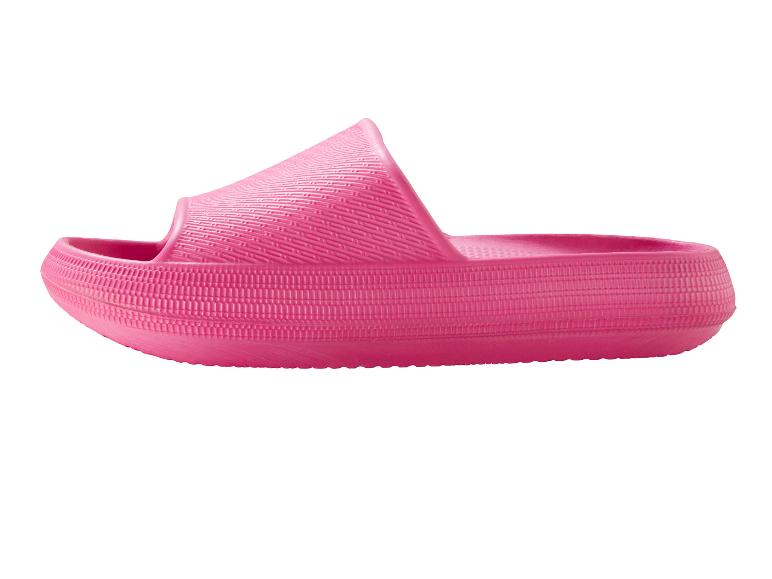Roze plateau slippers.