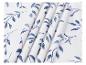 Witte stof met blauw bladpatroon, diagonaal gevouwen.