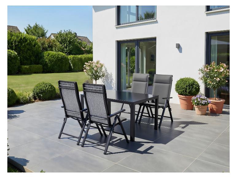 Tuinset met zwarte tafel en vier grijze stoelen op een terras.