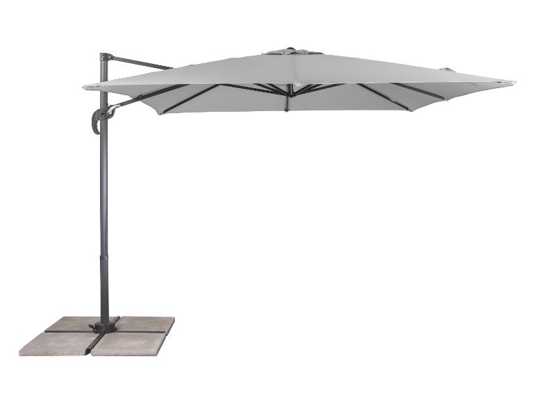 Grijze zweefparasol met betonnen tegelvoet.