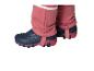 Roze kinder sneeuwbroek met donkerblauwe en rode winterlaarzen.