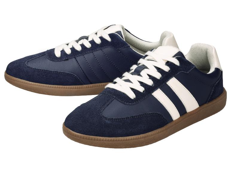 Een paar donkerblauwe sneakers met witte strepen en bruine zolen.