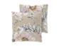 Twee beige decoratieve kussens met een delicaat bloemen aquarelpatroon.