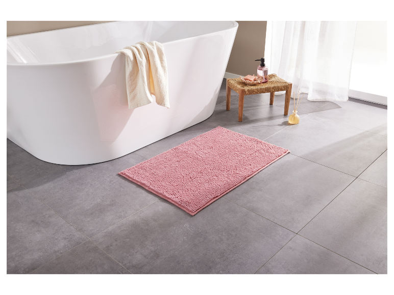 Roze badmat in een moderne badkamer.