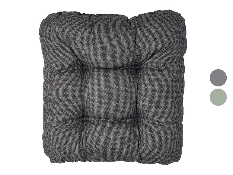 Grijs gewatteerd zitkussen met een gestructureerd patroon.