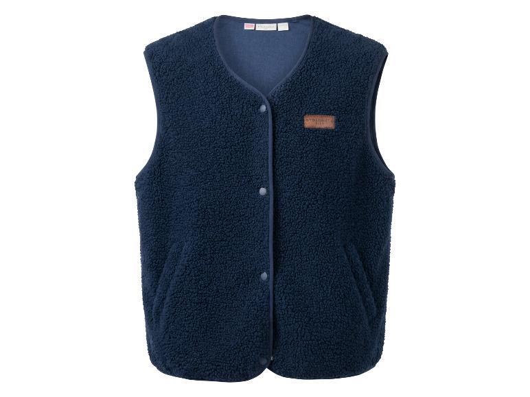 Donkerblauw fleecevest met knopen en een bruine patch op de borst.