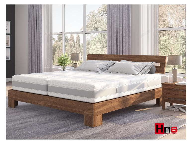 Moderne slaapkamer met houten bed, twee matrassen en nachtkastjes bij het raam.
