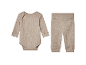 Beige babykleding: ribgebreid rompertje en broekje.