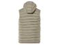 Een beige gewatteerde vest met capuchon.