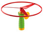 Een rood en groen speelgoedvliegtuig met propeller.
