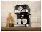 Espressomachine met twee kopjes die koffie zet op een houten aanrecht.