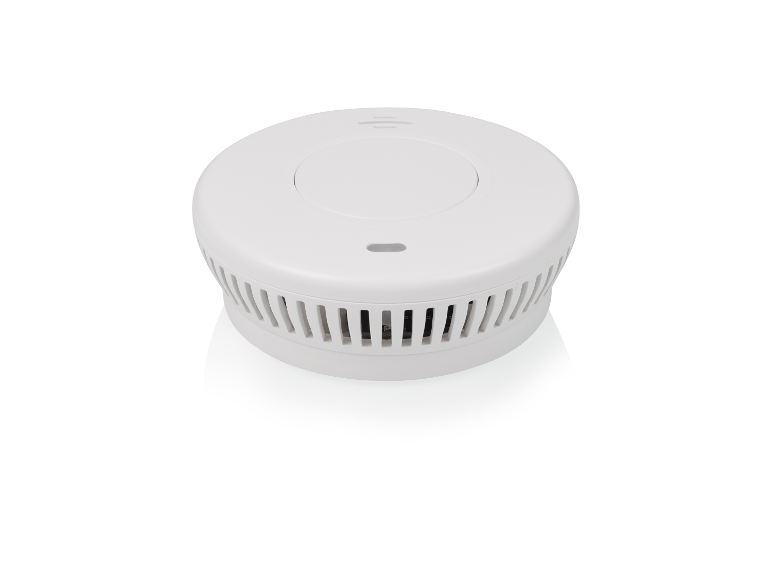 Witte rookmelder met ventilatiesleuven en een knop op een witte achtergrond.