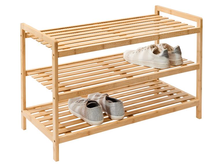 Bamboe schoenenrek met sportschoenen.