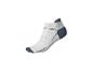 Witte sportsok met donkerblauwe details.