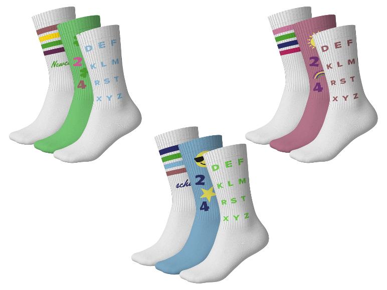 Drie sets van drie sokken, elk met verschillende kleuren en patronen zoals letters, cijfers en strepen.