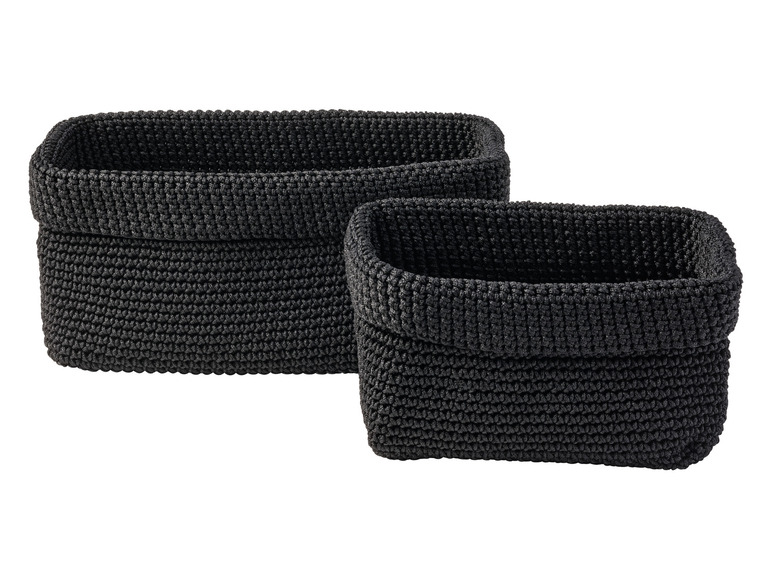 Twee zwarte, gebreide opbergmanden.