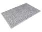 Een grijze badmat met een textuur van kleine bolletjes.