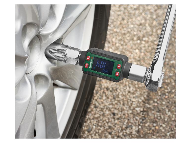 Parkside digitale momentsleutel meet het koppel op een autowielmoer.