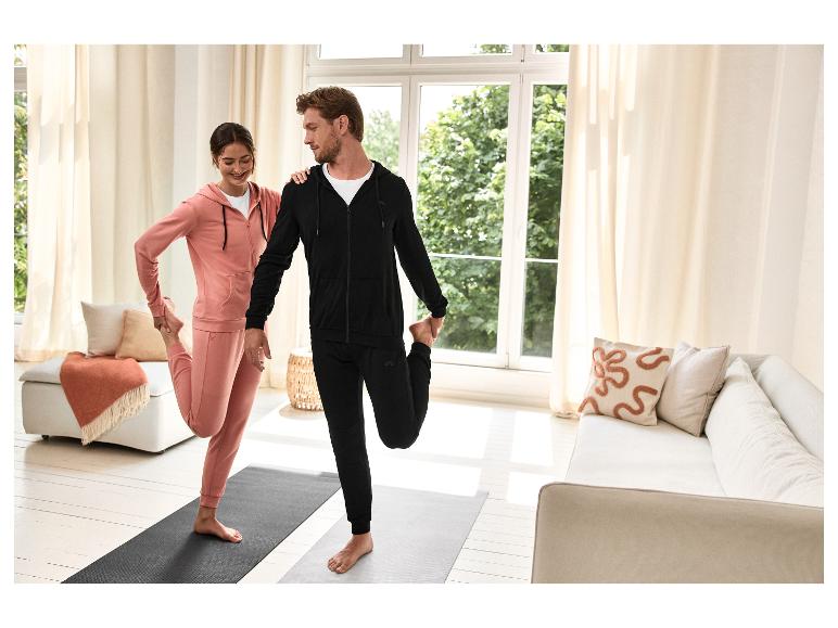 Een paar doet yoga-oefeningen in comfortabele sportkleding.