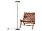 Moderne vloerlamp en bruine leren fauteuil op een witte achtergrond.