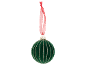 Groen fluwelen kerstornament met zilveren glitterstrepen en een rood lint.