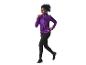 Vrouw rent in paarse sportjas en zwarte legging.