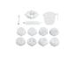 Witte pastamaker accessoires, inclusief diverse pastavormen, een maatbeker en een dumplingmaker.