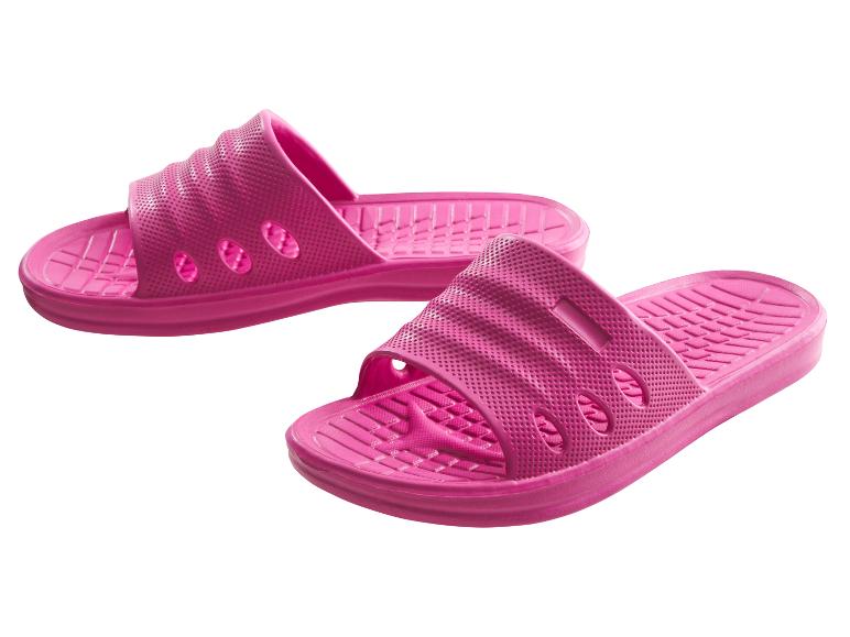 Een paar roze zwembadslippers met een geperforeerd bovenwerk