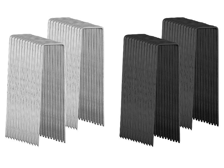 Set van zilveren en zwarte nietjes.