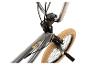 Grijze BMX-fiets met beige banden en zilveren stuur.