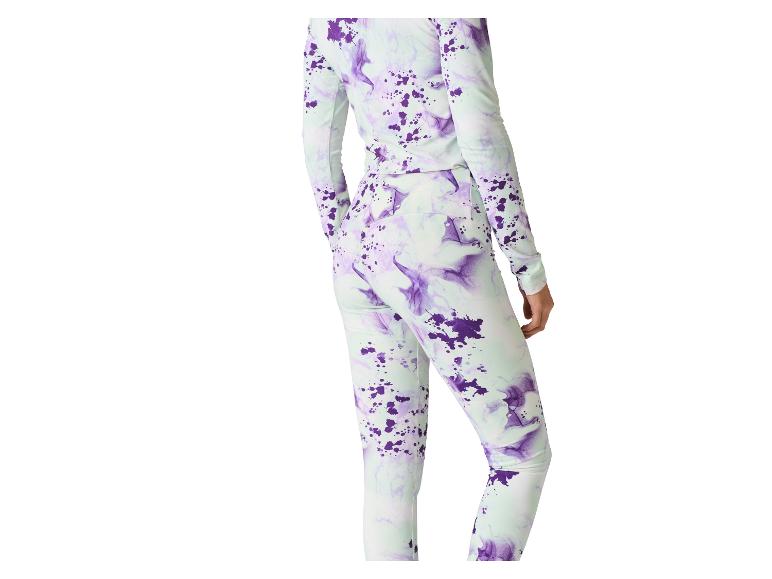 Vrouw in een lichtgroen en paars tie-dye shirt met lange mouwen en bijpassende legging.