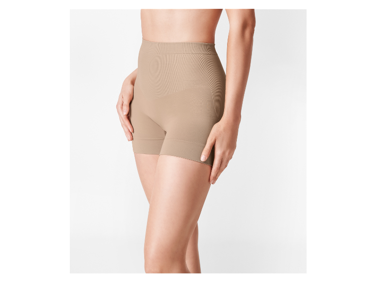 Beige high-waisted corrigerende shorty.
