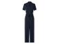 Donkerblauwe jumpsuit met korte mouwen, knoopsluiting en trekkoord in de taille.
