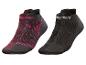Twee paar Crivit sportsokken, een paar zwart en een paar donkerrood met roze accenten.