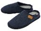Een paar donkerblauwe vilten pantoffels met een lichtbruin leren detail.