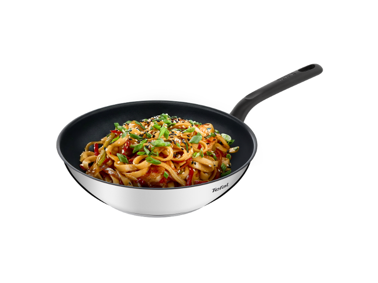 Wokpan met noedels, groenten en sesamzaadjes
