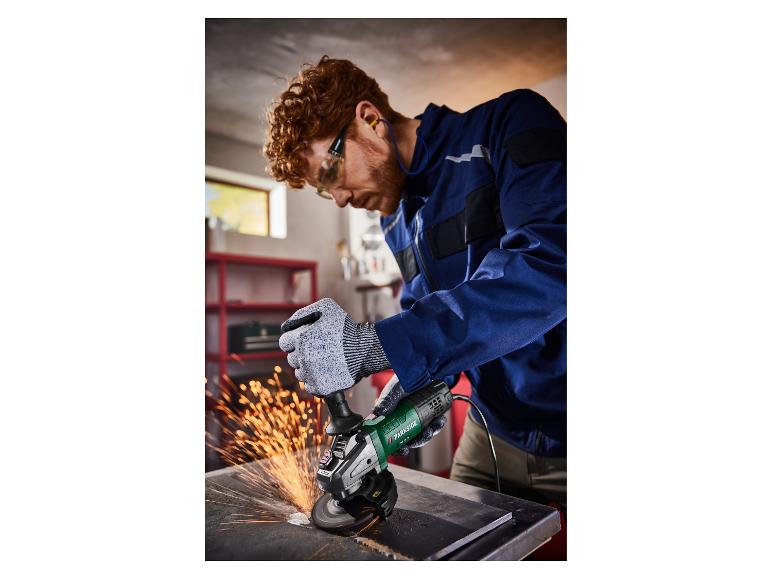 Een man gebruikt een Parkside hoekslijpmachine om metaal te bewerken.