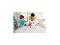 Twee kinderen spelen met kralen om vormen te maken op een witte tafel.