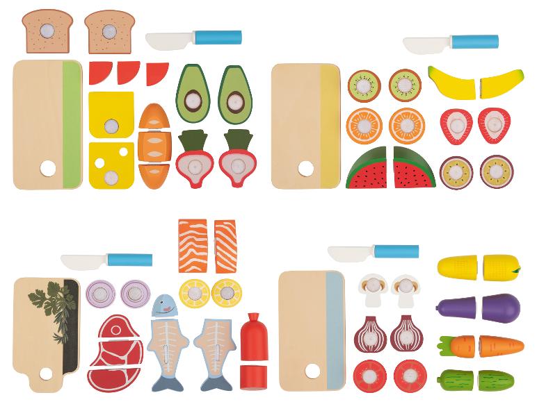 Houten speelgoedvoedsel met snijplanken, messen, fruit, groenten, brood, kaas, vis en vlees.