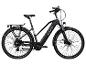 Zwarte elektrische fiets met bagagedrager en spatborden