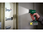 Draadloze werklamp verlicht een open elektrische schakelkast.