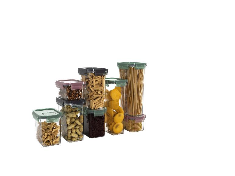 Transparante voedselcontainers met pasta, noten, koffie en koekjes.