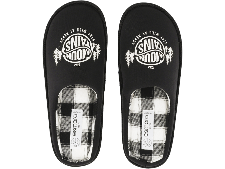 Zwarte herenpantoffels met de tekst 'STAY WILD AT HEART' en een geruit patroon.