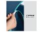 Hand die een rits sluit op blauwe stof, met de tekst „ZIPPER FOR EASY ENTRY”.