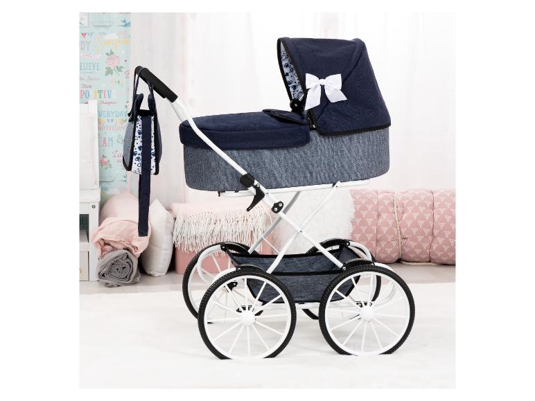 Blauwe poppenwagen met witte wielen in een kinderkamer met behang en dekens.