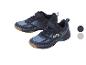 Een paar blauwe sportschoenen met klittenband en veters, met witte en bruine details.
